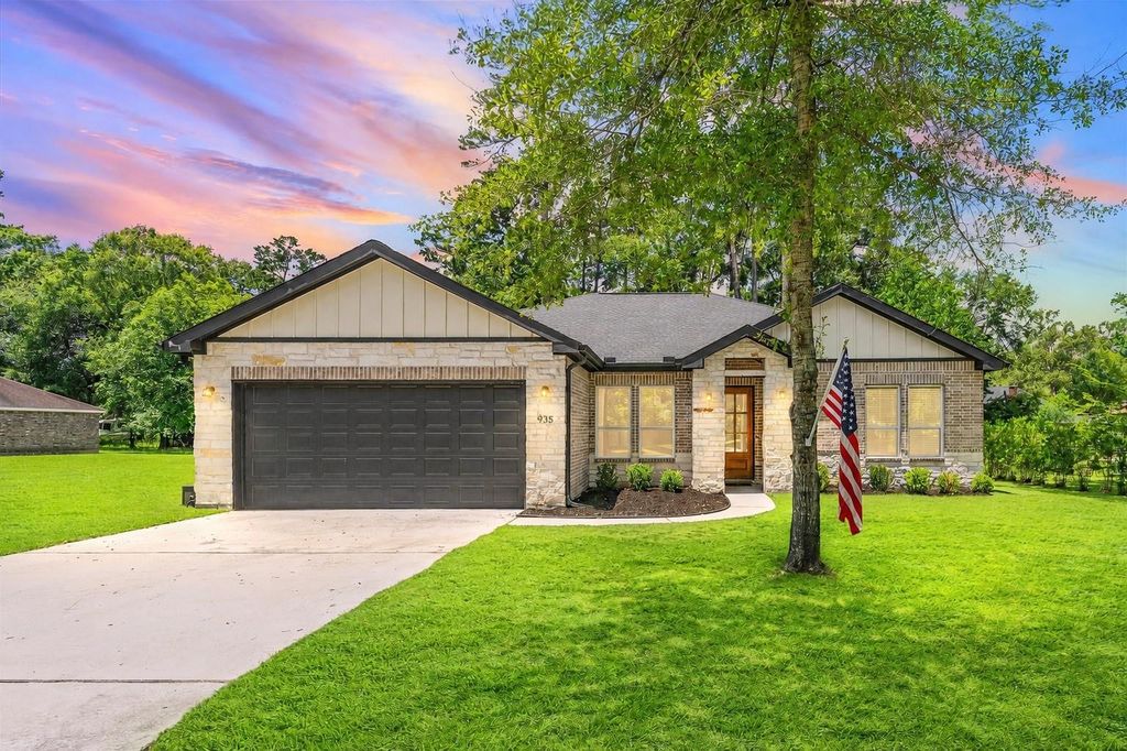 935 Four Fountains Street, New Caney, TX 77357