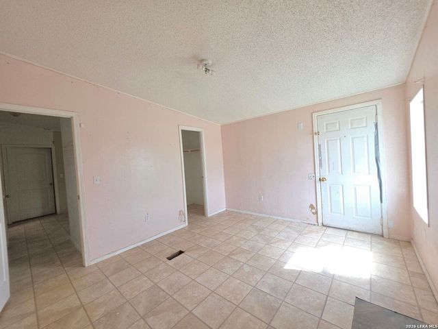 635 E Ditto Rd, Poteet, TX 78065