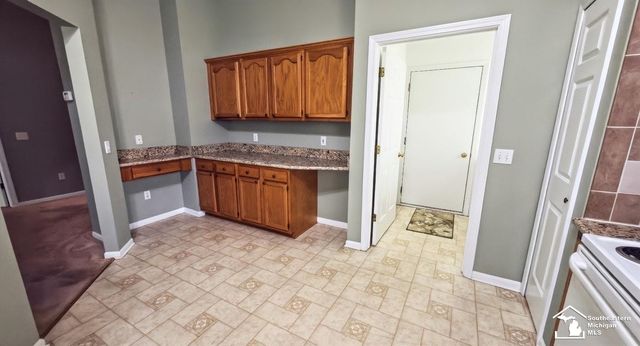 5492 Elmhurst Drive, Trenton, MI 48183