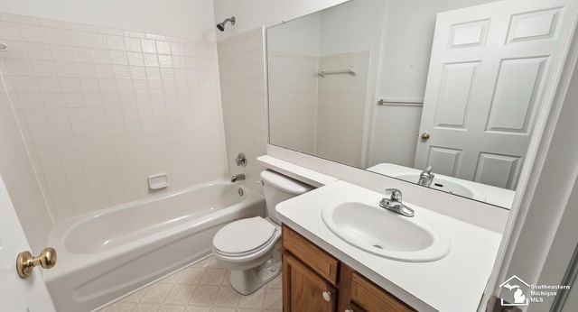 5492 Elmhurst Drive, Trenton, MI 48183
