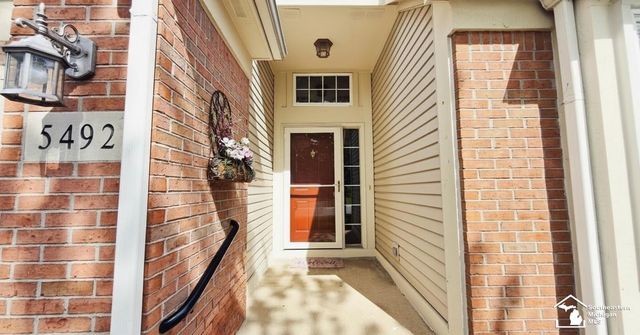 5492 Elmhurst Drive, Trenton, MI 48183