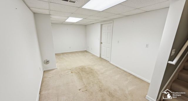 5492 Elmhurst Drive, Trenton, MI 48183