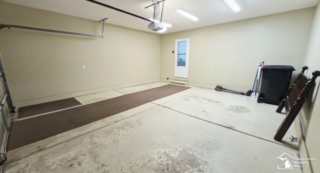5492 Elmhurst Drive, Trenton, MI 48183