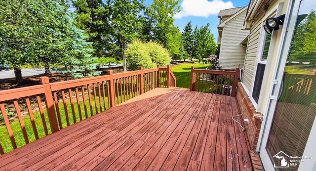 5492 Elmhurst Drive, Trenton, MI 48183