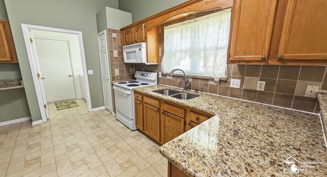 5492 Elmhurst Drive, Trenton, MI 48183
