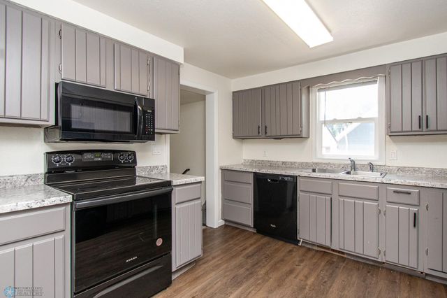 318 12th Street N, Moorhead, MN 56560