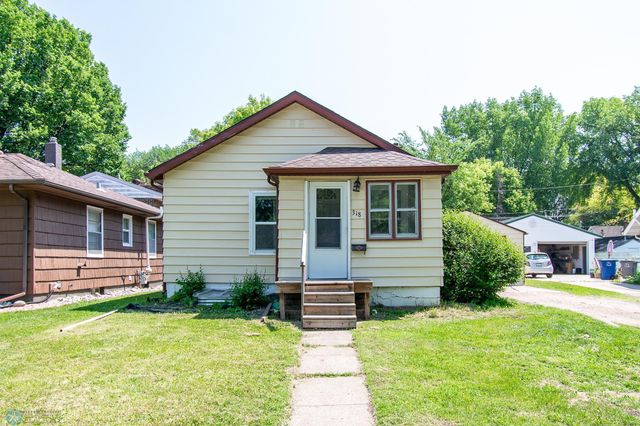 318 12th Street N, Moorhead, MN 56560