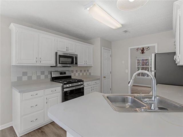 11704 Spring Lake Way, Fayetteville, GA 30215