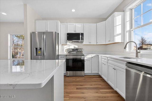 1 Elena Court, Halfmoon, NY 12118