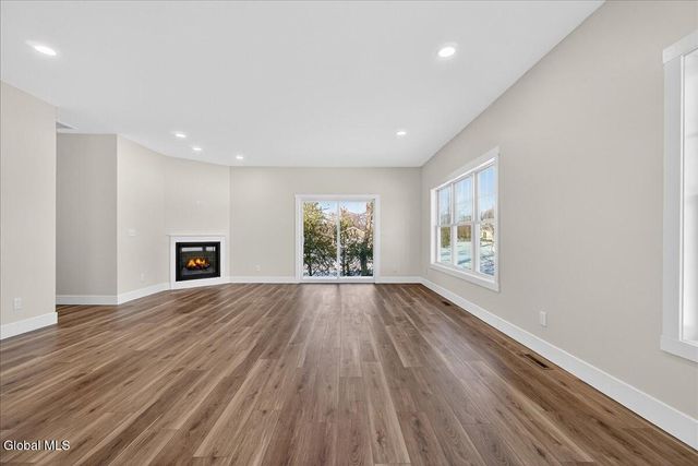 1 Elena Court, Halfmoon, NY 12118