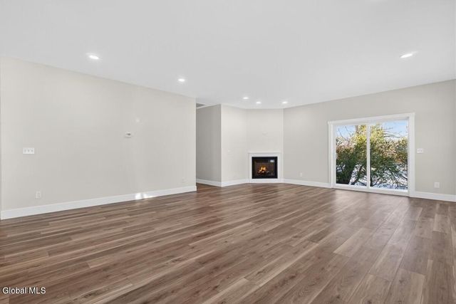 1 Elena Court, Halfmoon, NY 12118