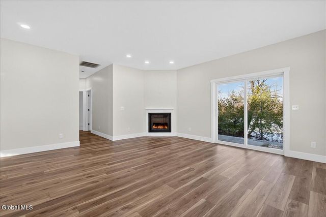 1 Elena Court, Halfmoon, NY 12118