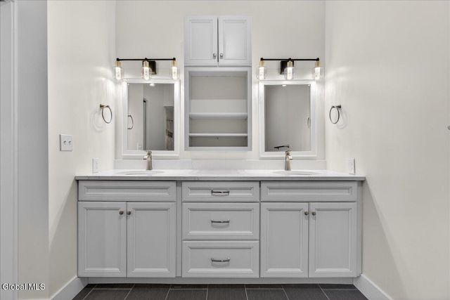 1 Elena Court, Halfmoon, NY 12118