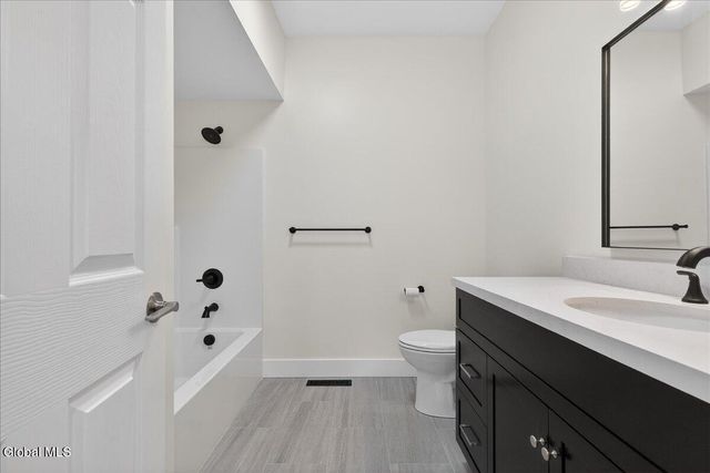 1 Elena Court, Halfmoon, NY 12118