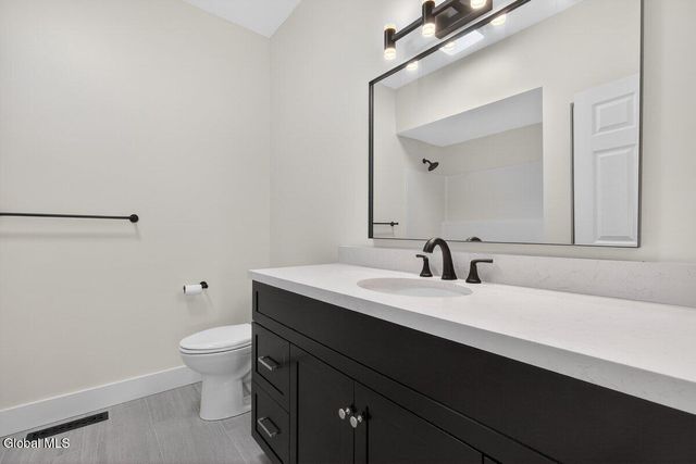 1 Elena Court, Halfmoon, NY 12118