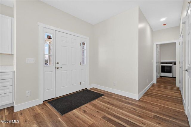 1 Elena Court, Halfmoon, NY 12118