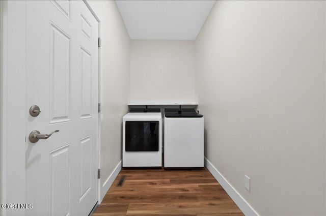 1 Elena Court, Halfmoon, NY 12118