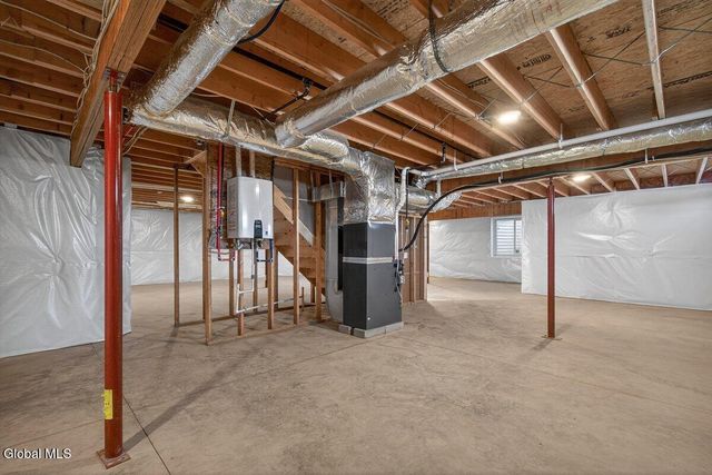 1 Elena Court, Halfmoon, NY 12118