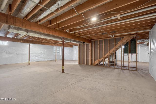 1 Elena Court, Halfmoon, NY 12118