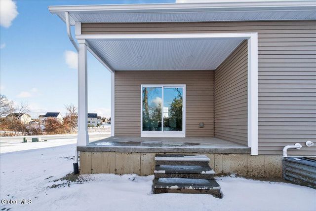 1 Elena Court, Halfmoon, NY 12118