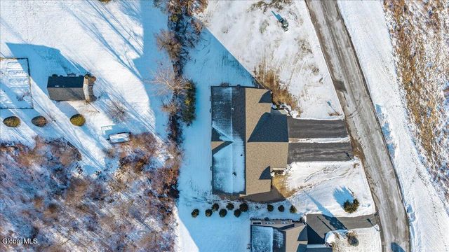 1 Elena Court, Halfmoon, NY 12118