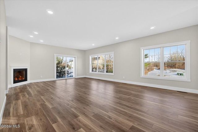 1 Elena Court, Halfmoon, NY 12118