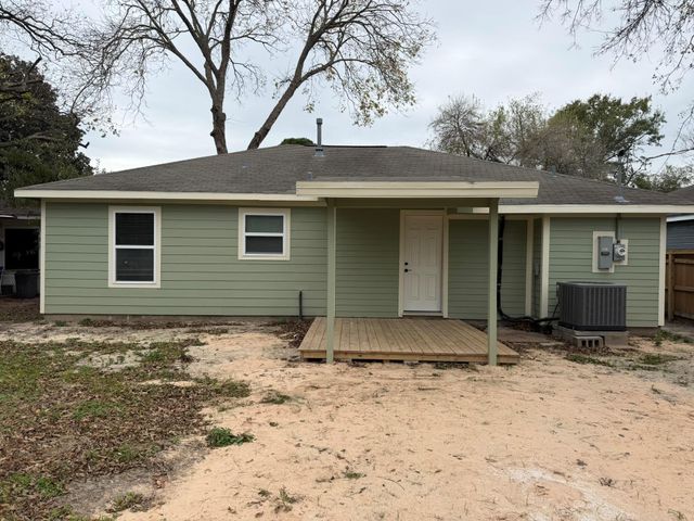 1010 15th Avenue N, Texas City, TX 77590