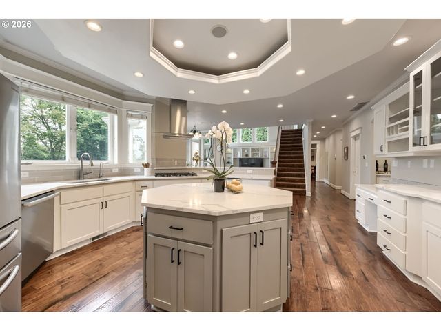 17766 MARYLCREEK Dr, Lake Oswego, OR 97034