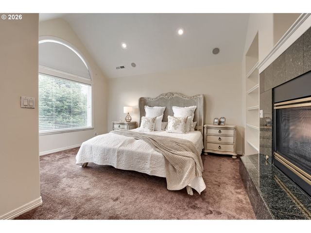 17766 MARYLCREEK Dr, Lake Oswego, OR 97034
