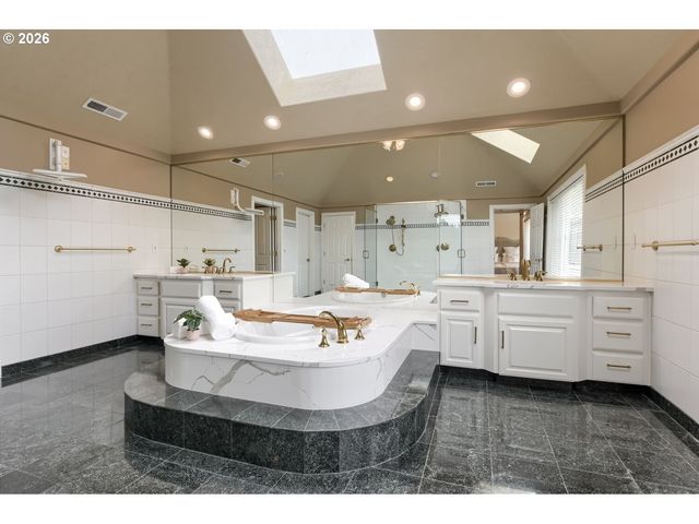 17766 MARYLCREEK Dr, Lake Oswego, OR 97034