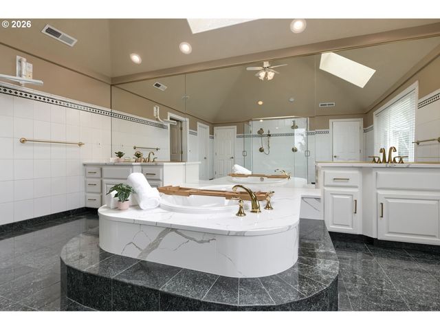 17766 MARYLCREEK Dr, Lake Oswego, OR 97034