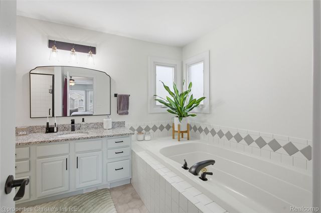 39663 Southpointe Avenue, Harrison Charter Township, MI 48045