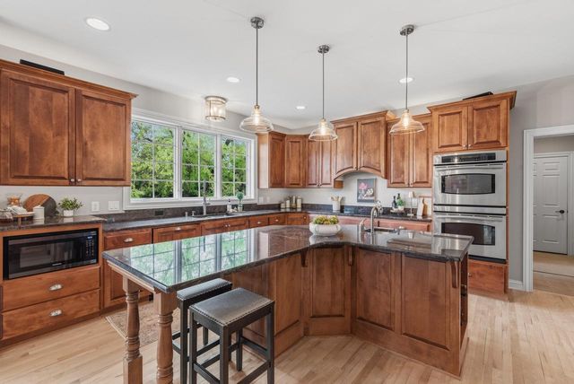 N61W29060 Parkside PLACE, Hartland, WI 53029