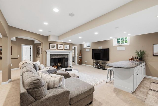 N61W29060 Parkside PLACE, Hartland, WI 53029