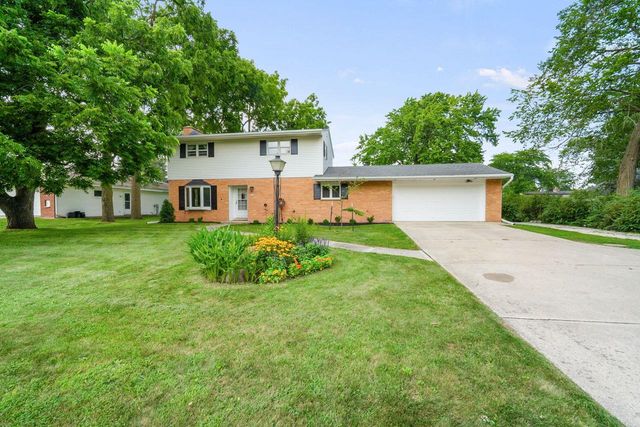 1504 W Decorah ROAD, West Bend, WI 53095
