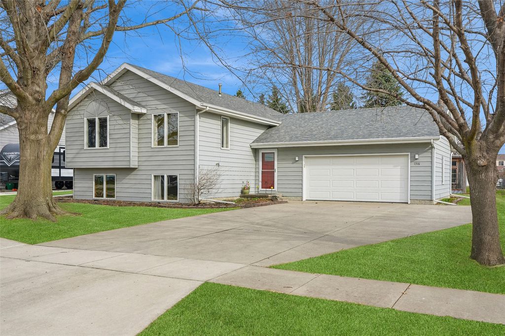 1316 E Girard Avenue, Indianola, IA 50125