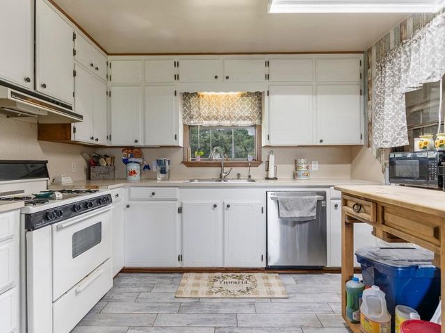 21126 Highway 111, Louise, TX 77455