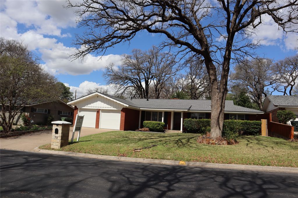 712 Joanna Drive, Hurst, TX 76053