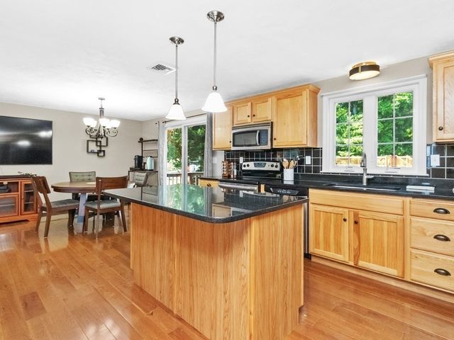 45 Metacomet Avenue, Taunton, MA 02718