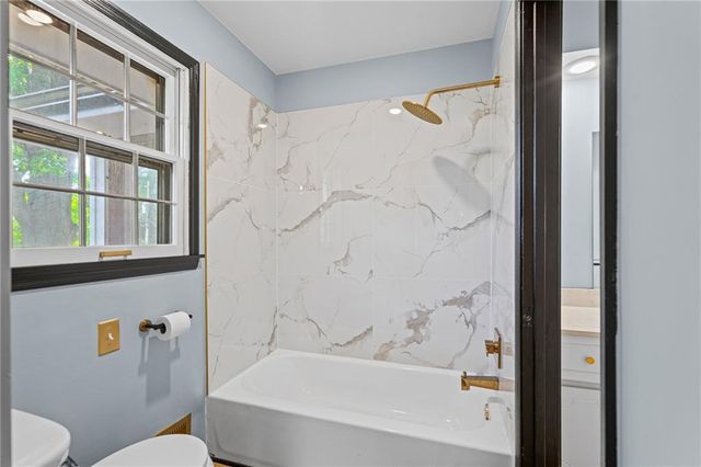 6809 Lakeshore Drive, Kansas City, MO 64133