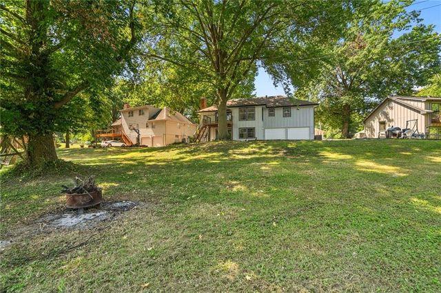 6809 Lakeshore Drive, Kansas City, MO 64133