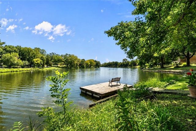 6809 Lakeshore Drive, Kansas City, MO 64133