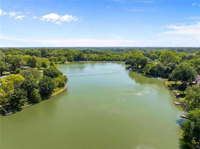 6809 Lakeshore Drive, Kansas City, MO 64133
