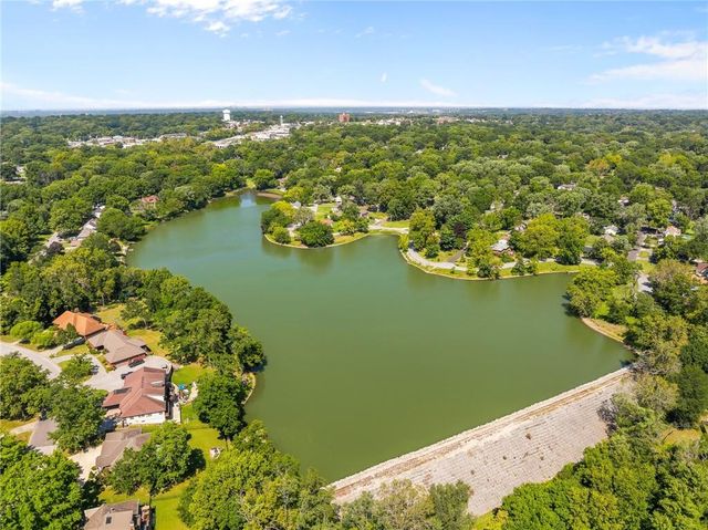 6809 Lakeshore Drive, Kansas City, MO 64133