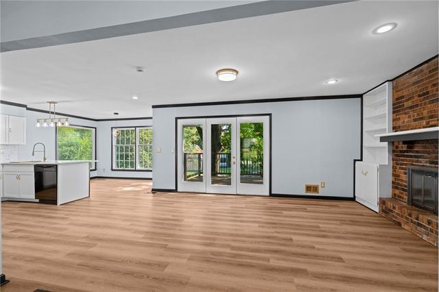 6809 Lakeshore Drive, Kansas City, MO 64133