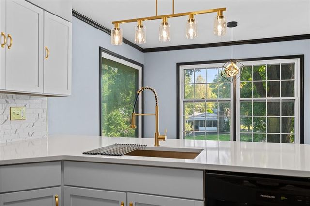 6809 Lakeshore Drive, Kansas City, MO 64133