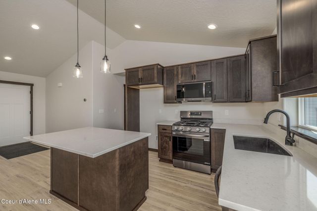 11723 N SIMMONS LN, Rathdrum, ID 83858