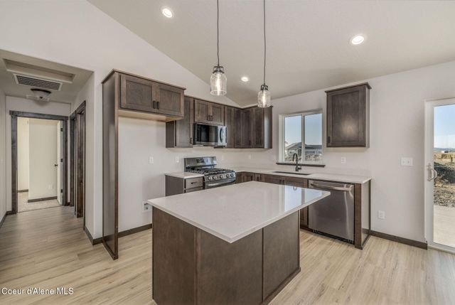 11723 N SIMMONS LN, Rathdrum, ID 83858