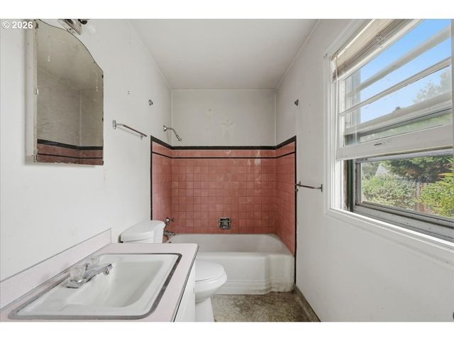 3545 Se 74TH Ave, Portland, OR 97206