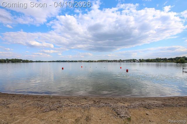 3151 Loon Lake Shores Road, Waterford, MI 48329